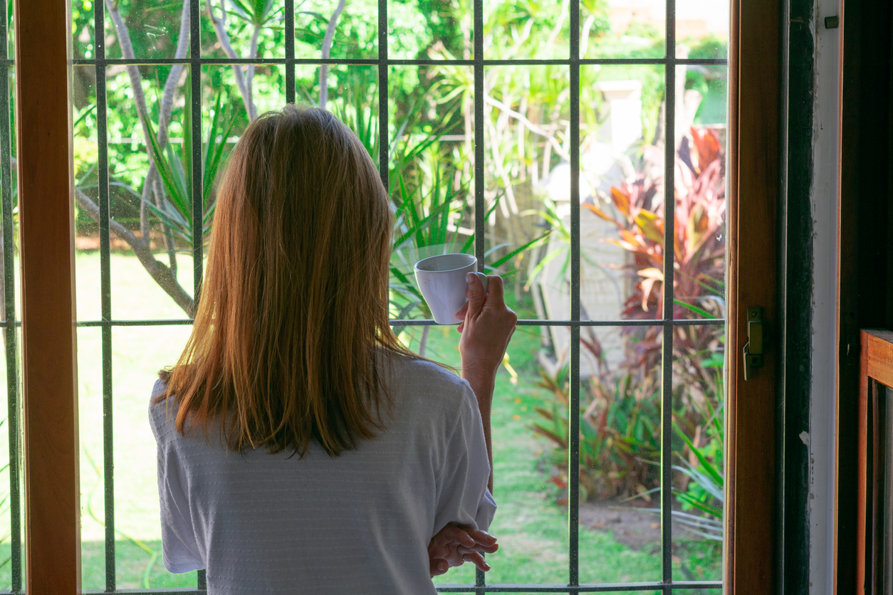 vrouw kijkt naar buiten 