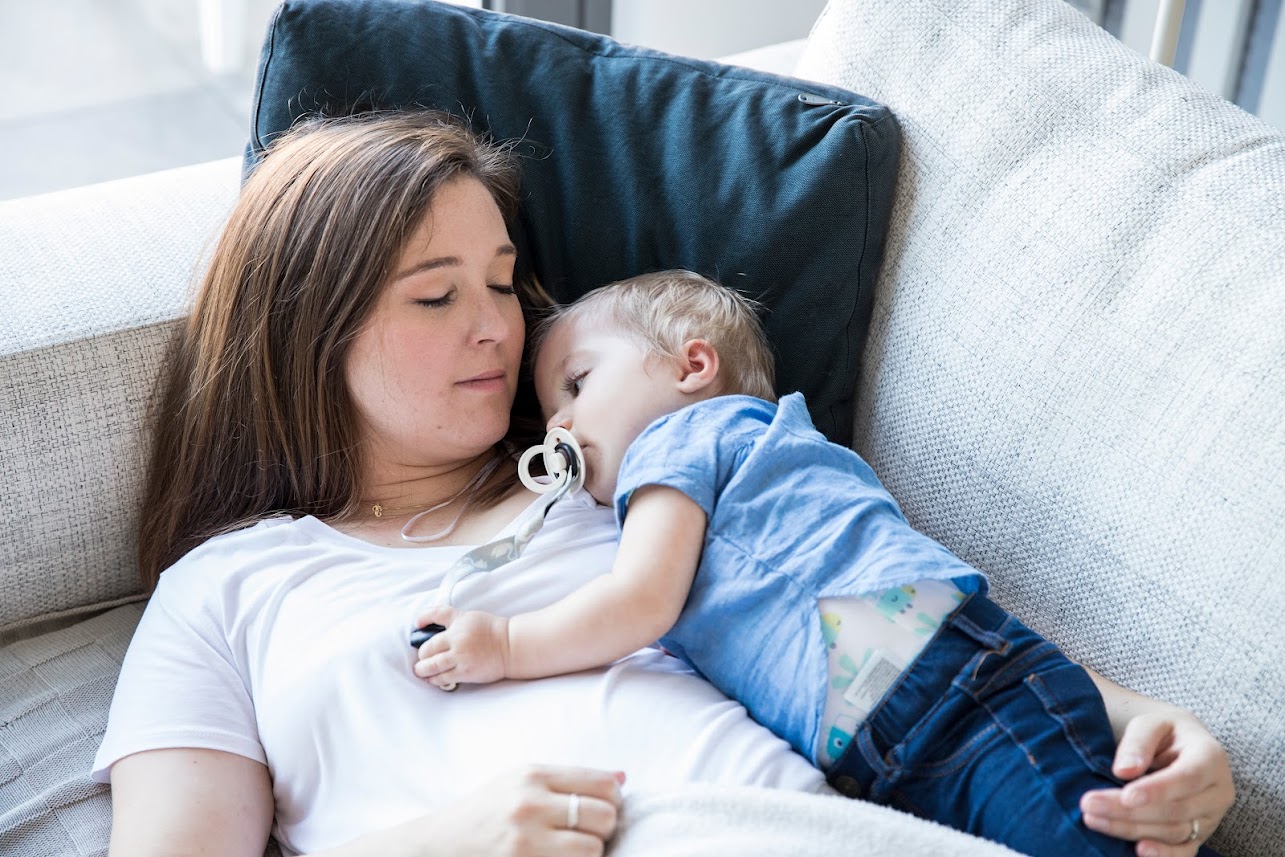 mama en baby doen dutje 