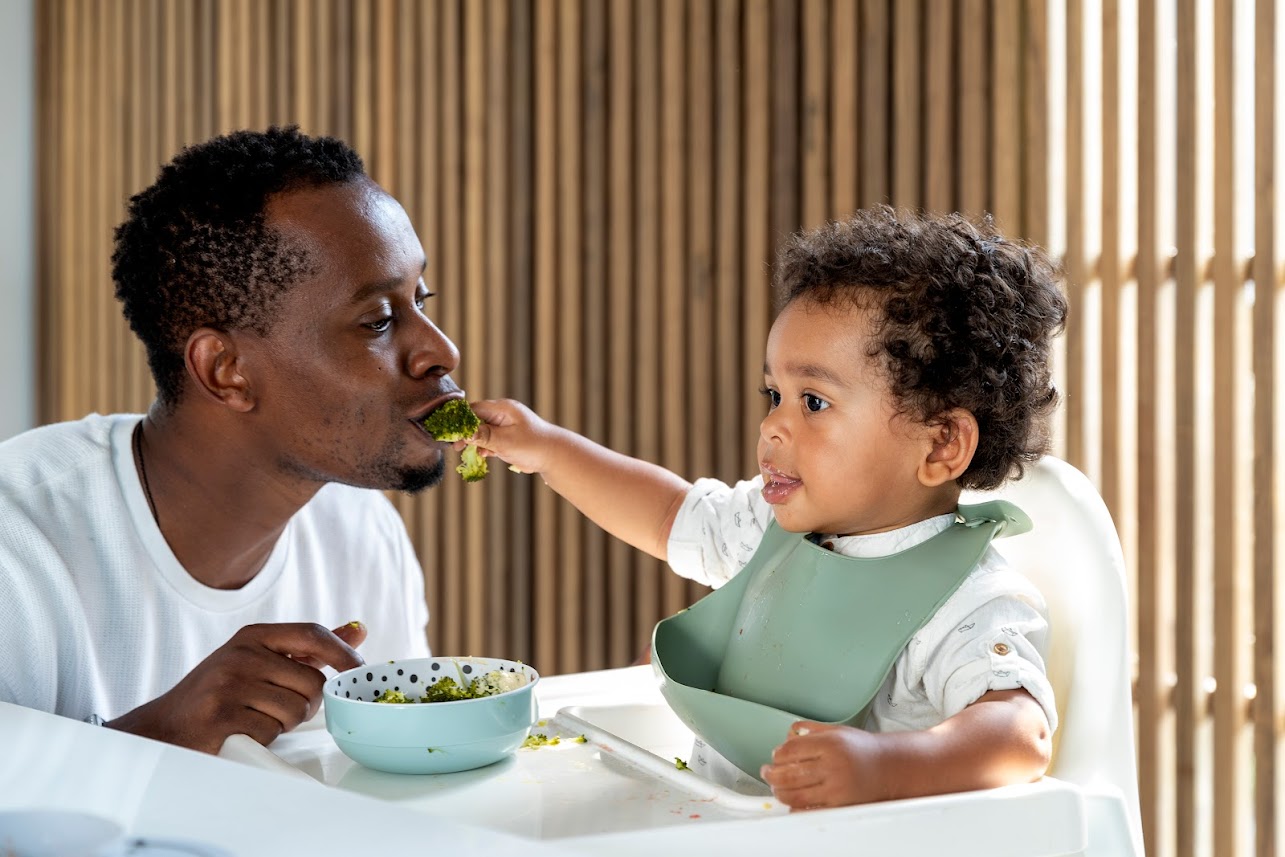 kindje en papa eten broccoli 