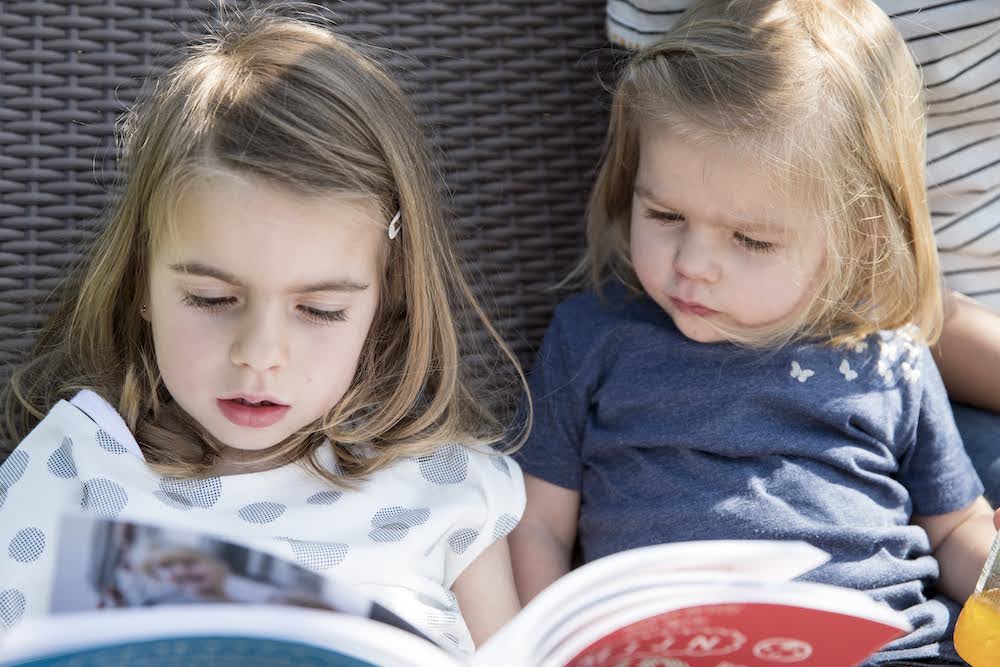 kindjes lezen in de de tuin