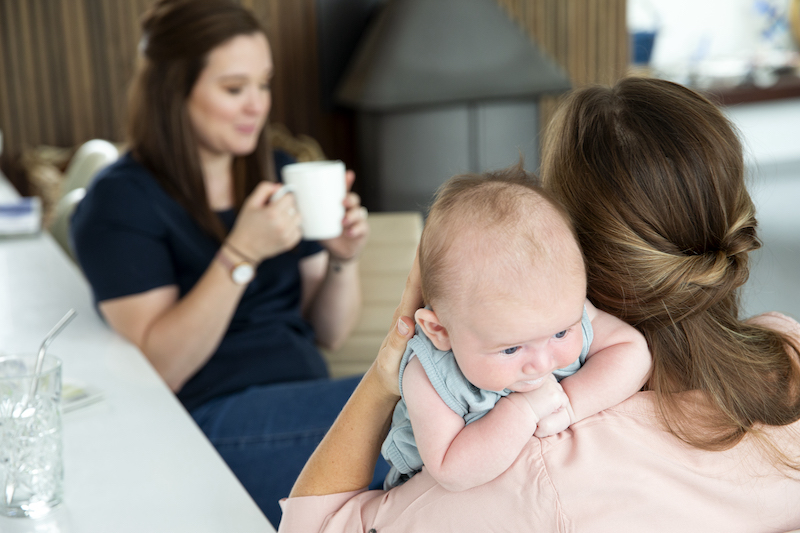 kraambezoek mama houdt baby vast