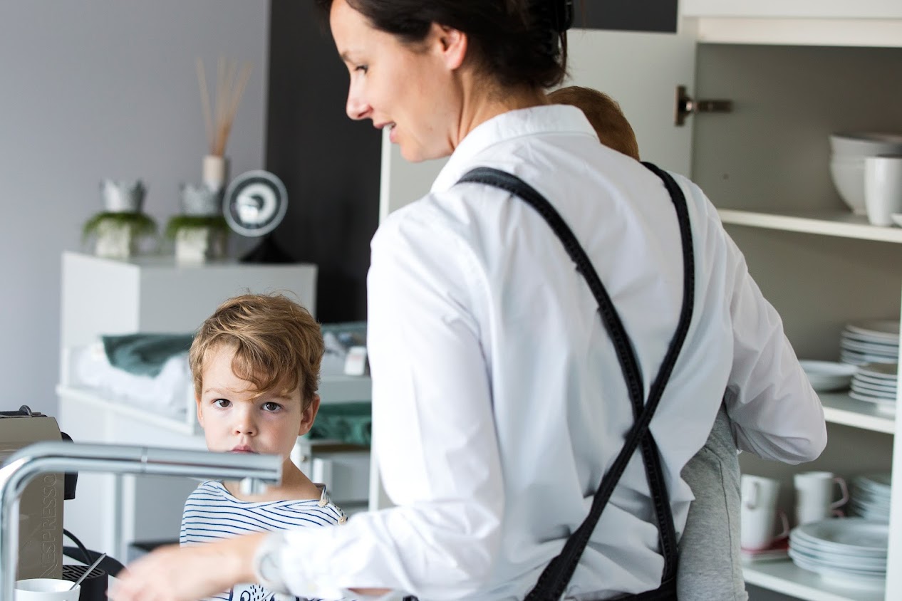 mama in de keuken