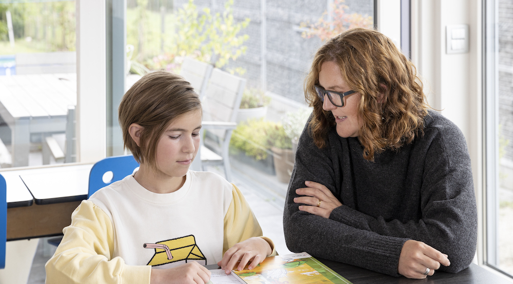 mama en dochter zitten aan tafel