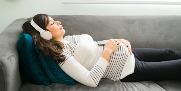 zwangere vrouw op sofa