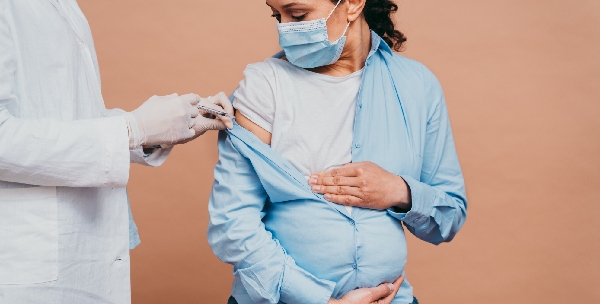 zwangere vrouw bij dokter