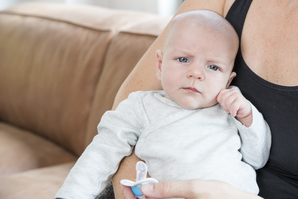 Baby kijkt bedenkelijk