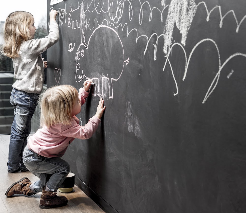 kindjes tekenen op krijtbord