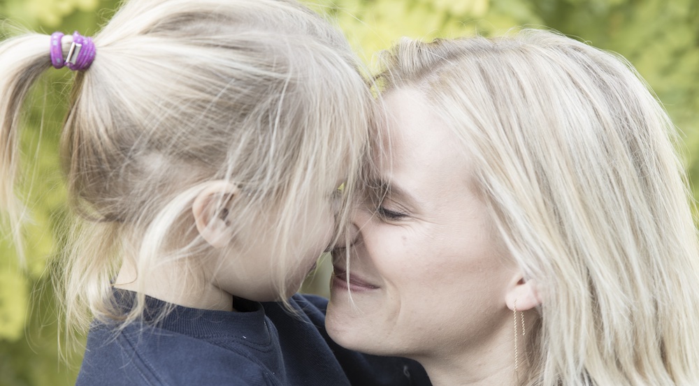 Mama en dochter knuffelen