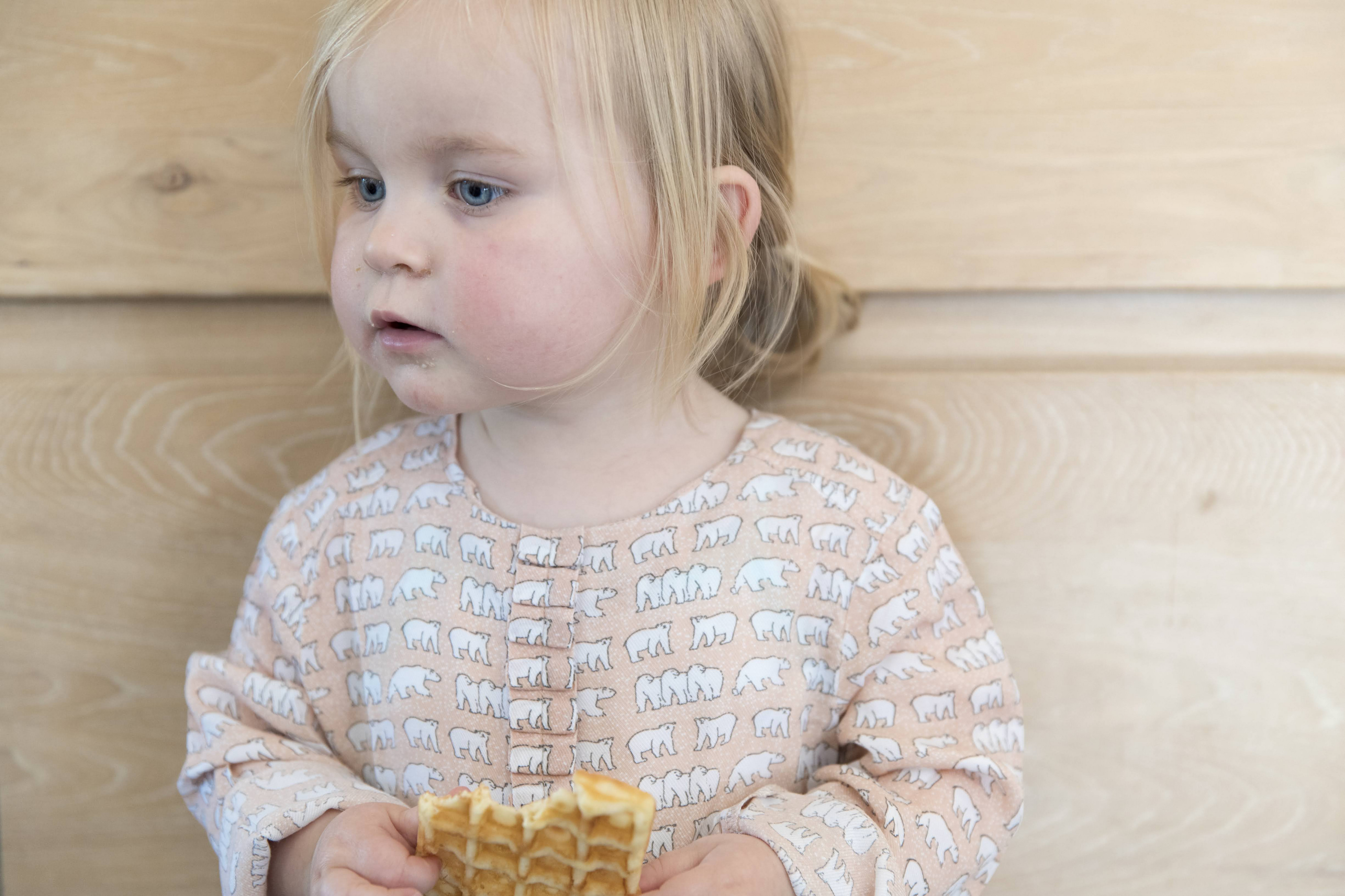 kleuter houdt wafel vast