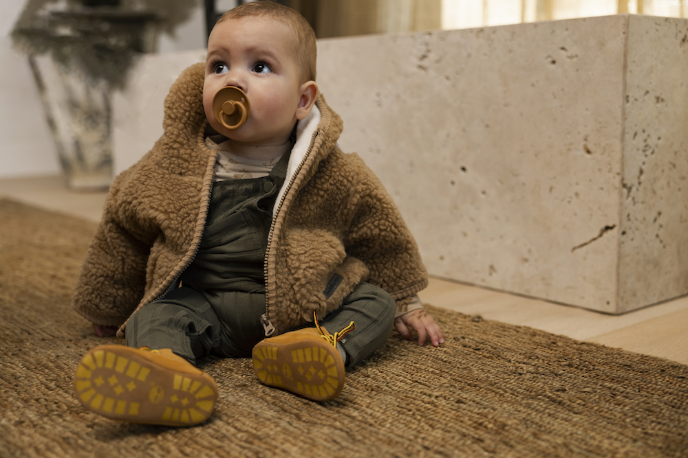 Baby zit neer op de grond