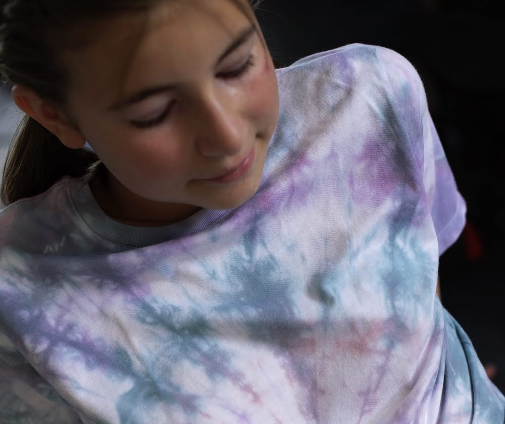 tienermeisje met tye dye t-shirt