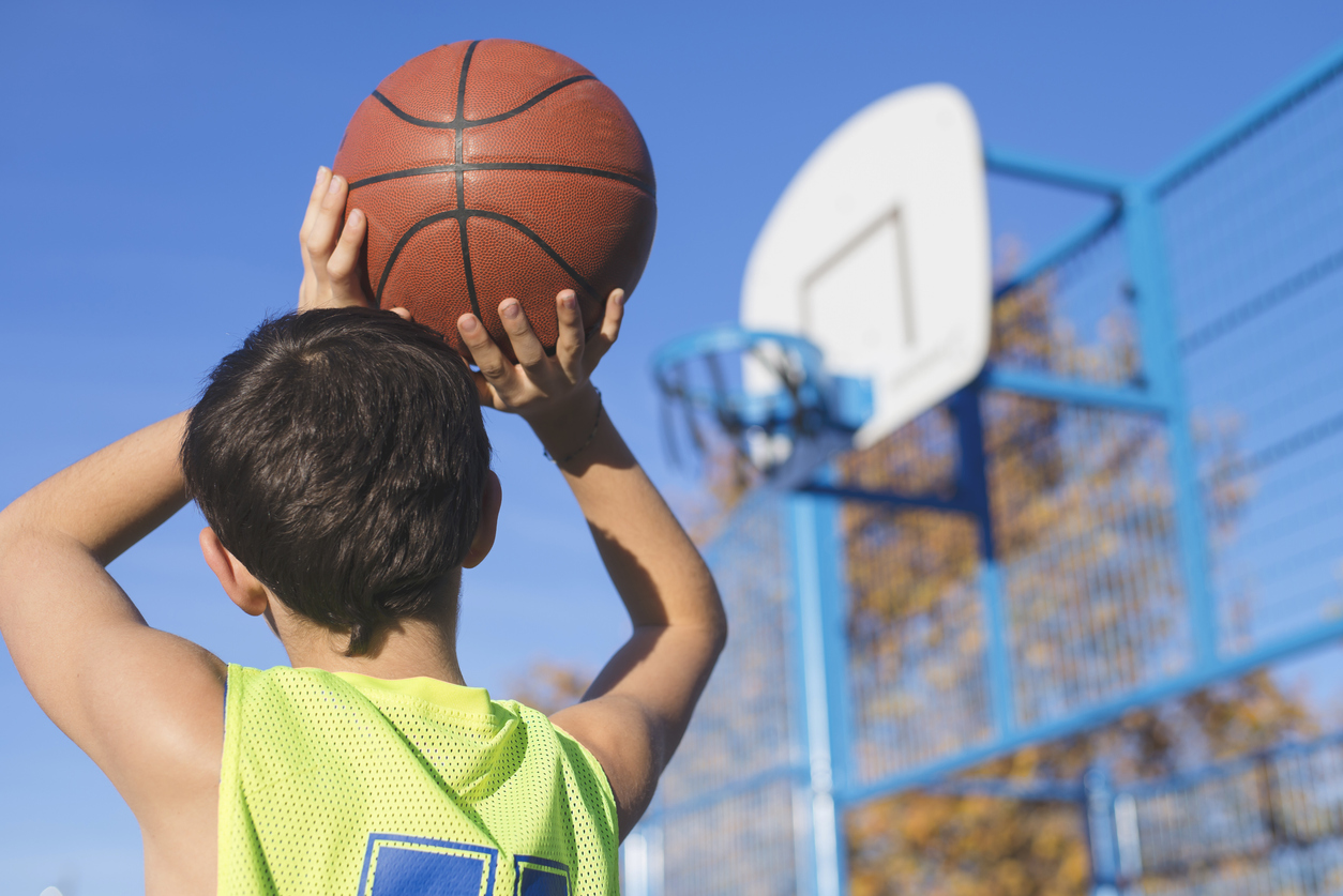 tiener speelt basket