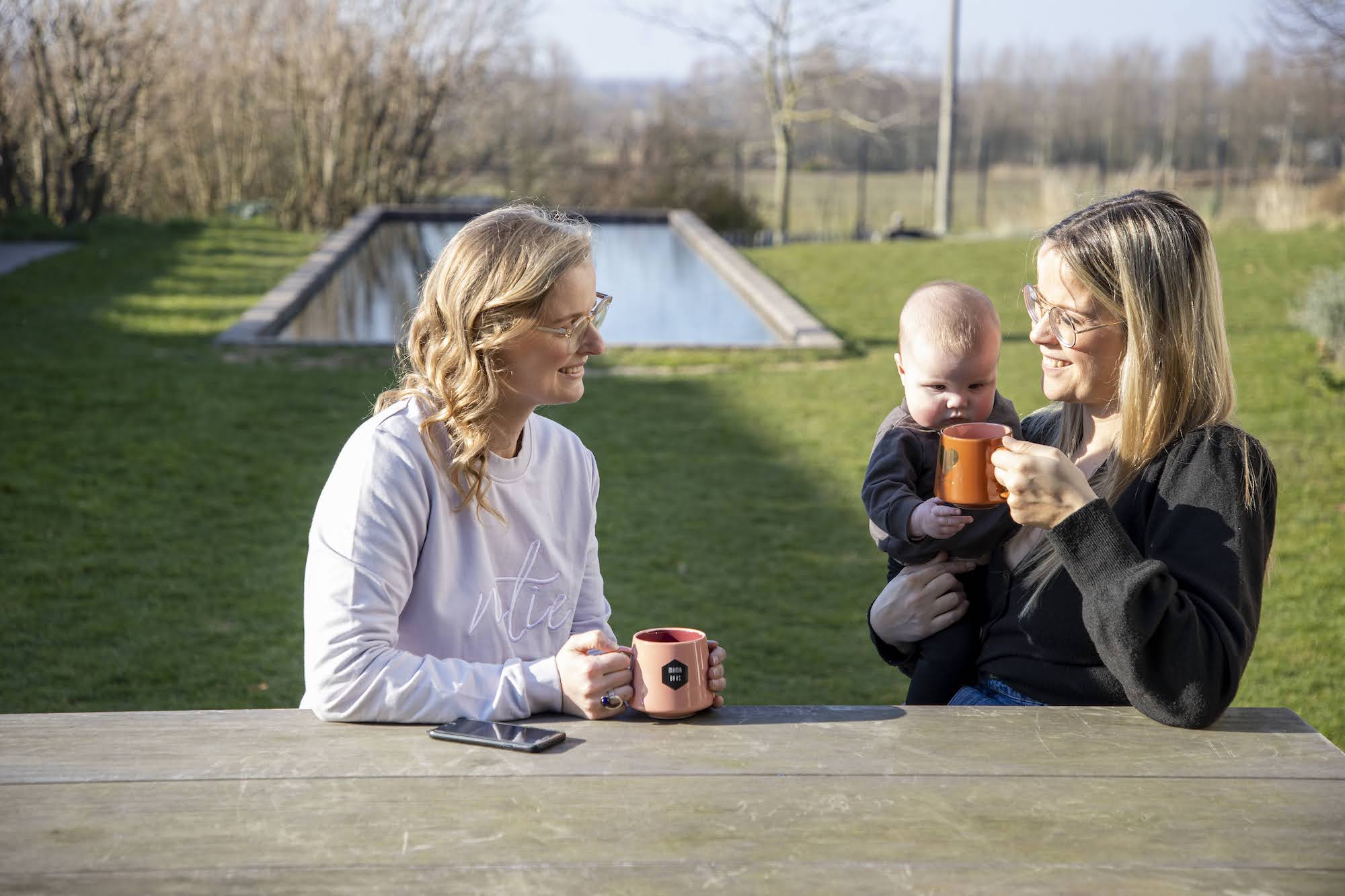 Mama's drinken buiten koffie