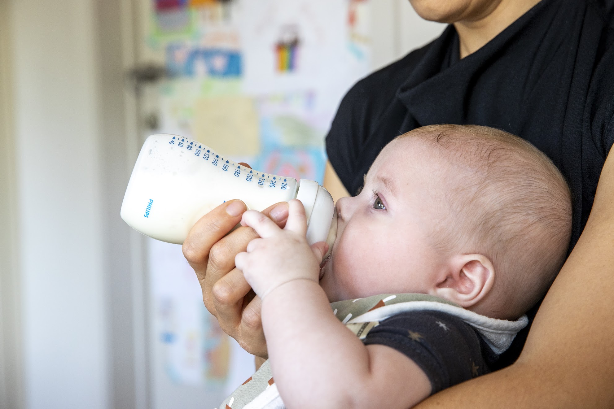 baby drinkt flesje