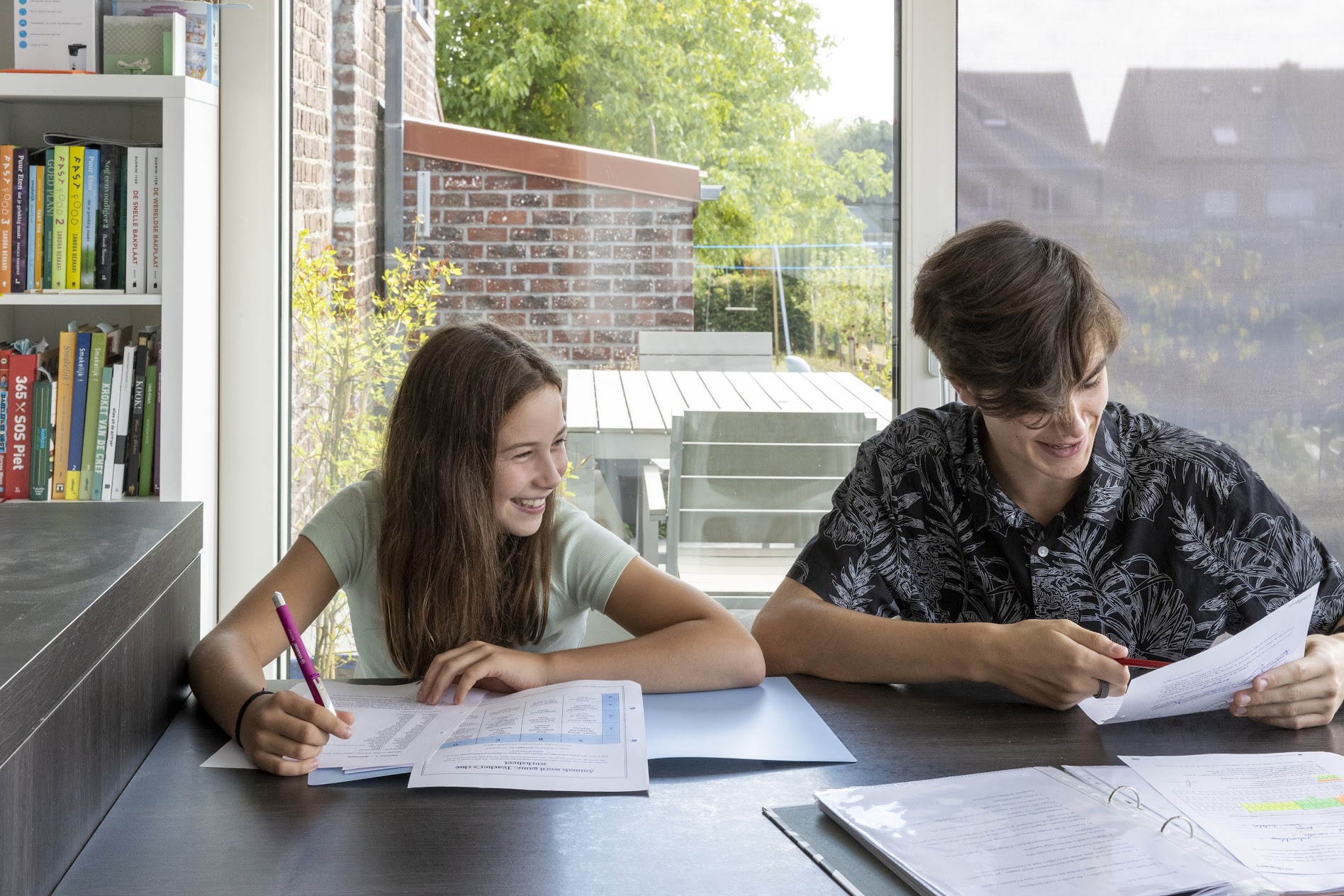 jongen en meisje studeren