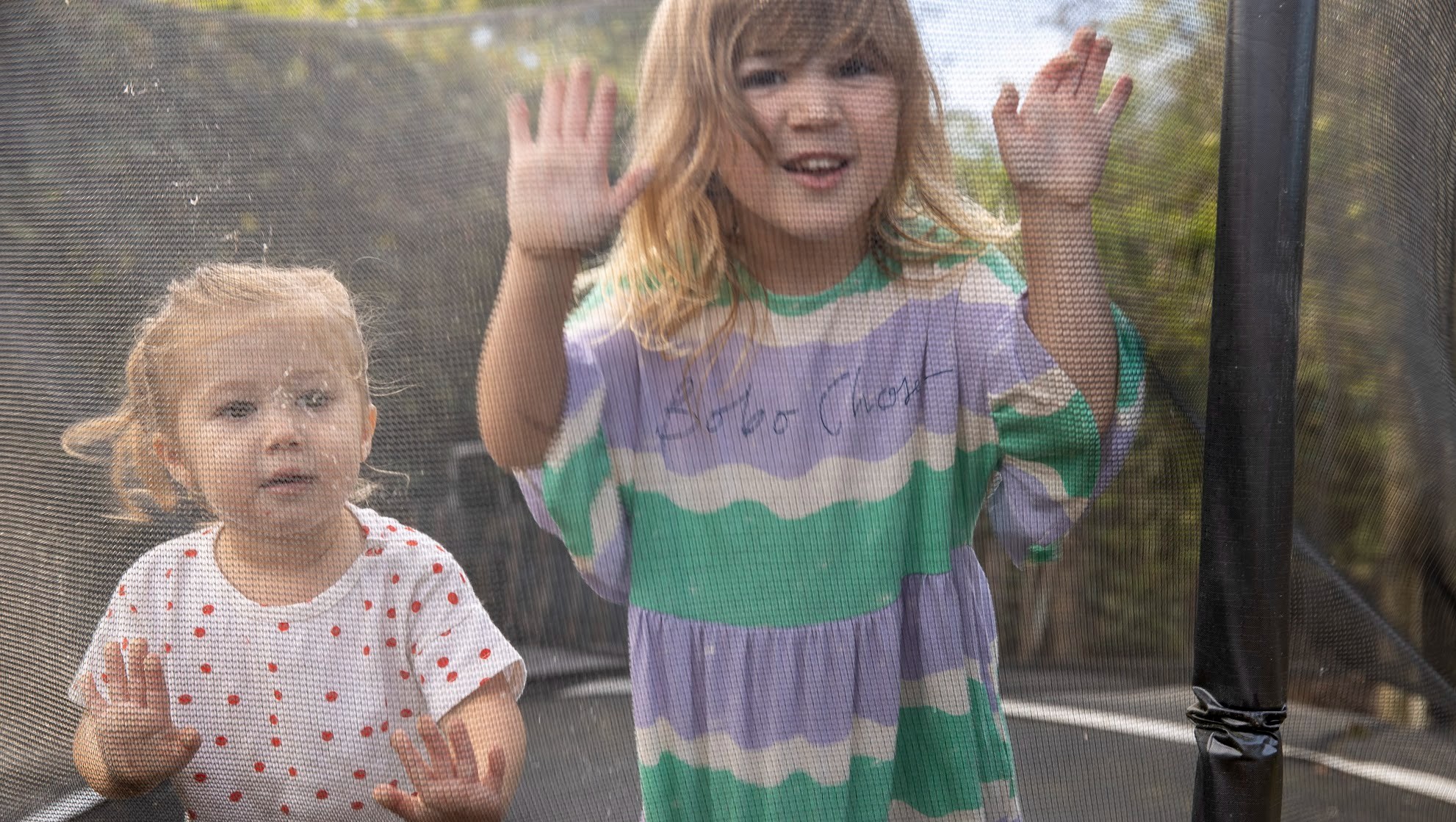 meisjes op trampoline