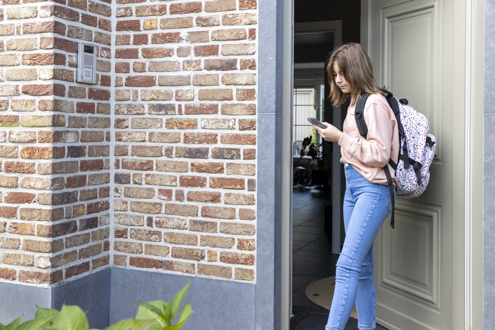 meisje gaat naar school