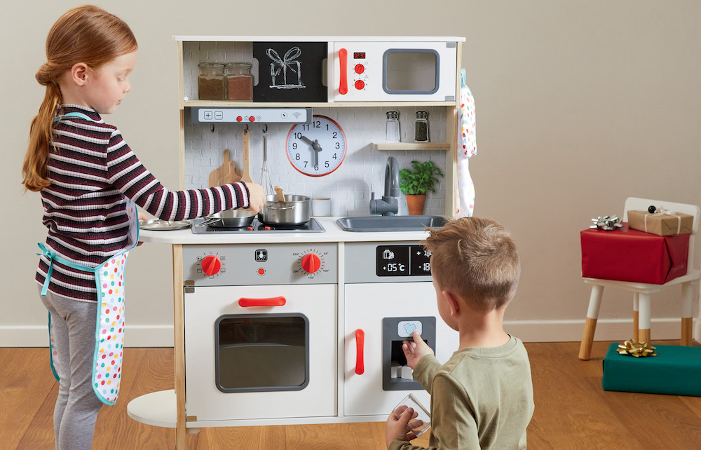 Kindjes spelen met houten keuken