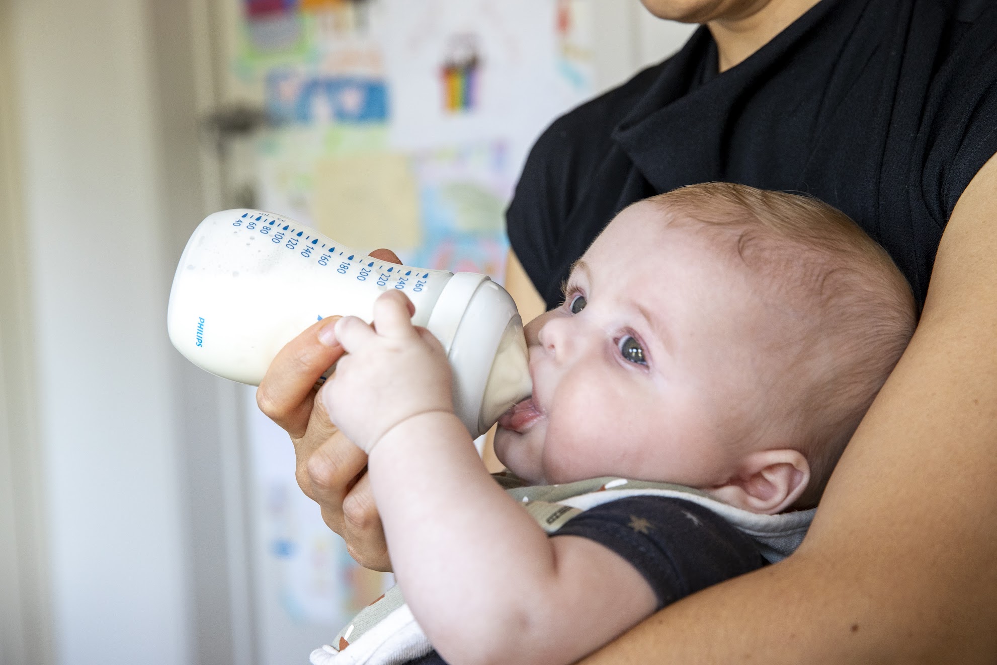 baby drinkt flesje 