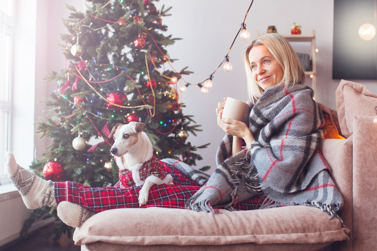 vrouw relaxt naast kerstboom