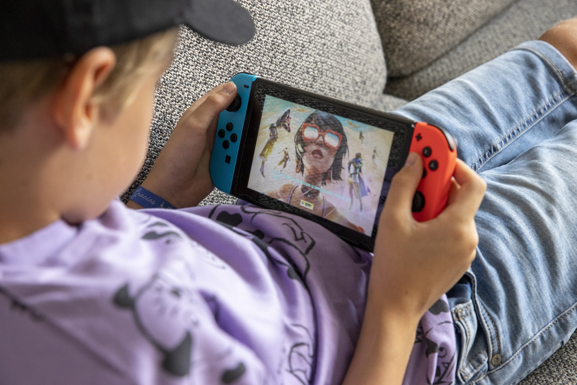 Tiener speelt op Switch