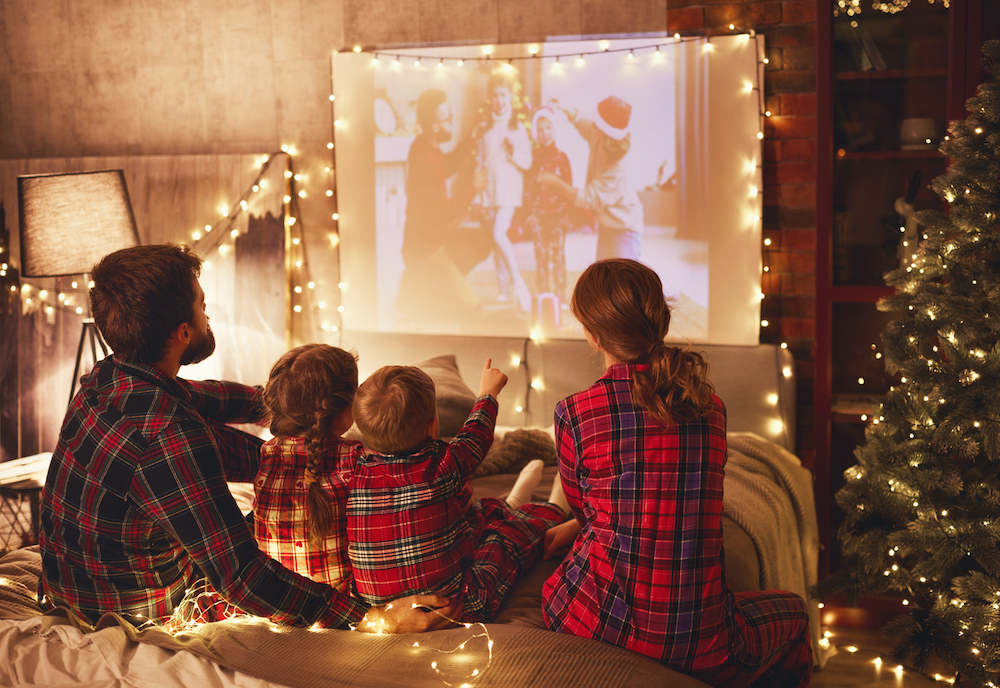 gezin kijkt kerstfilm