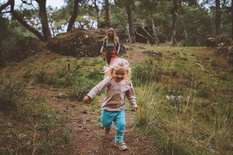 meisje wandelt met mama door bos