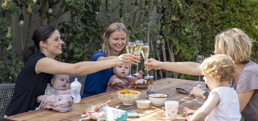 Mama's drinken aperitief met kindjes buiten