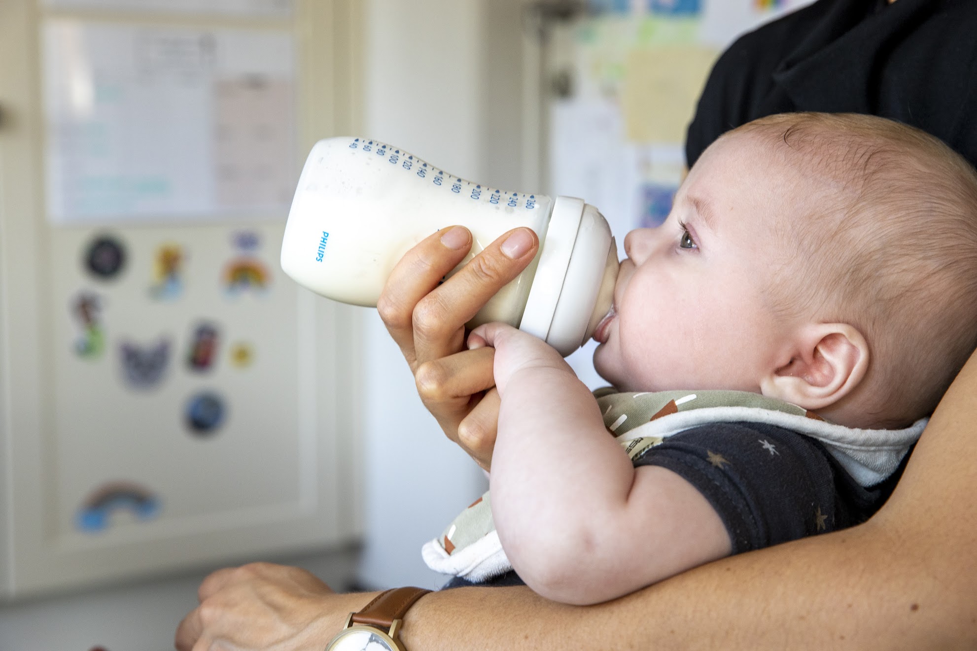 baby drinkt flesje