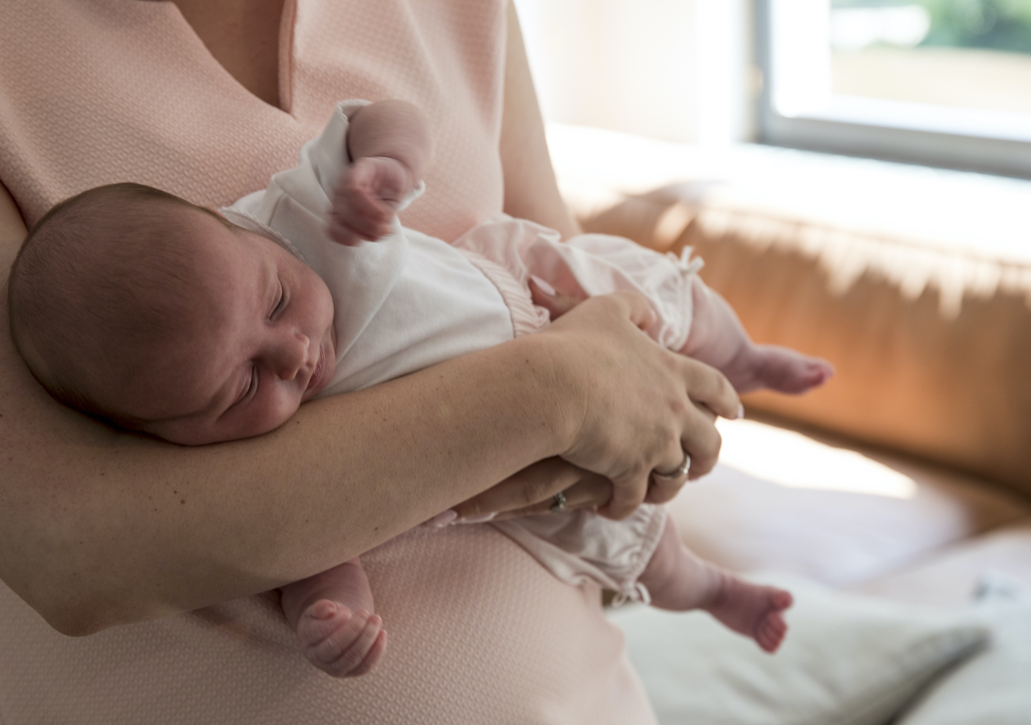 baby slaapt op de arm van mama