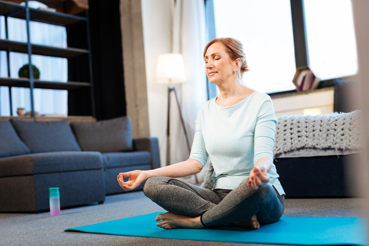 vrouw doet yoga