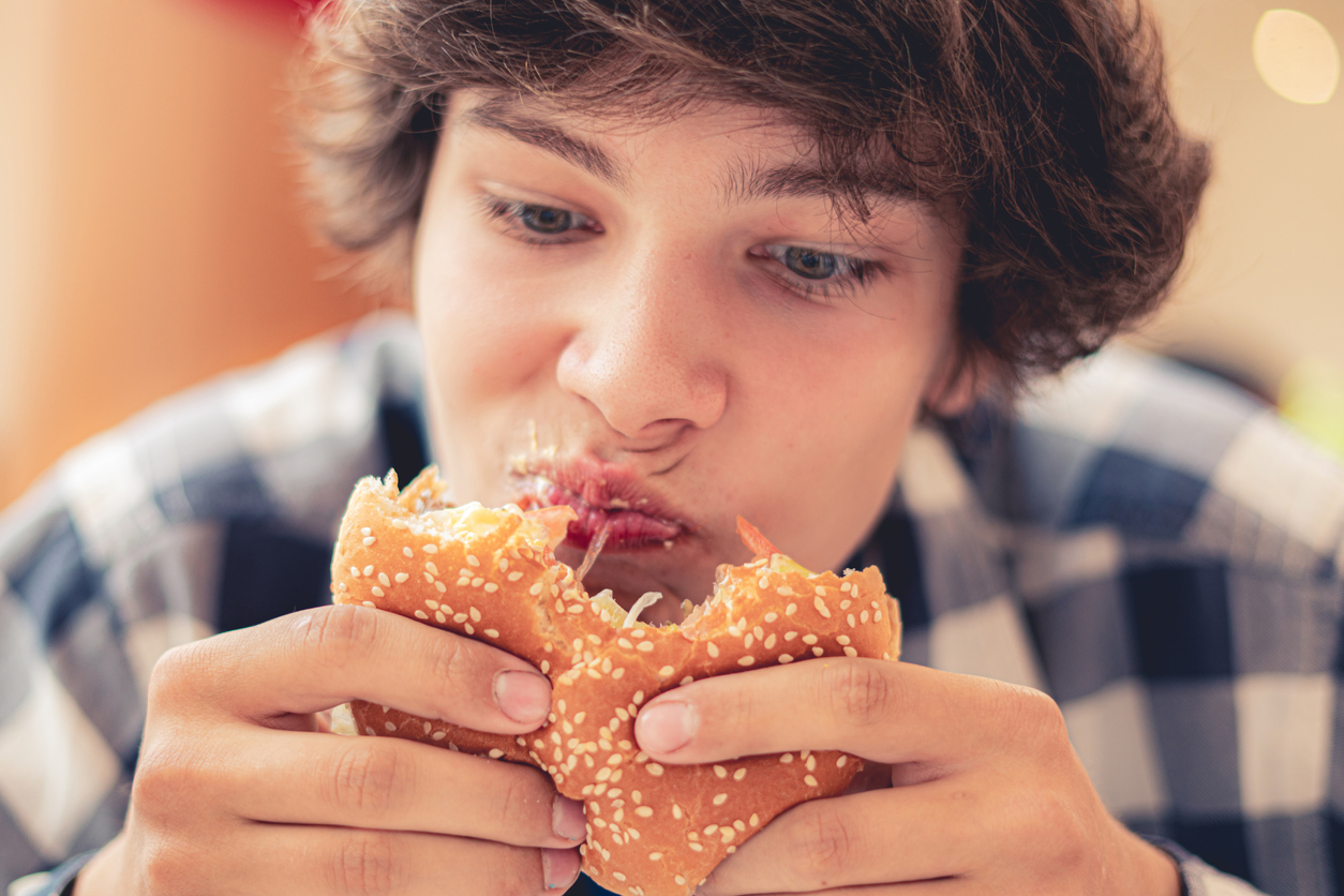 tiener eet hamburger