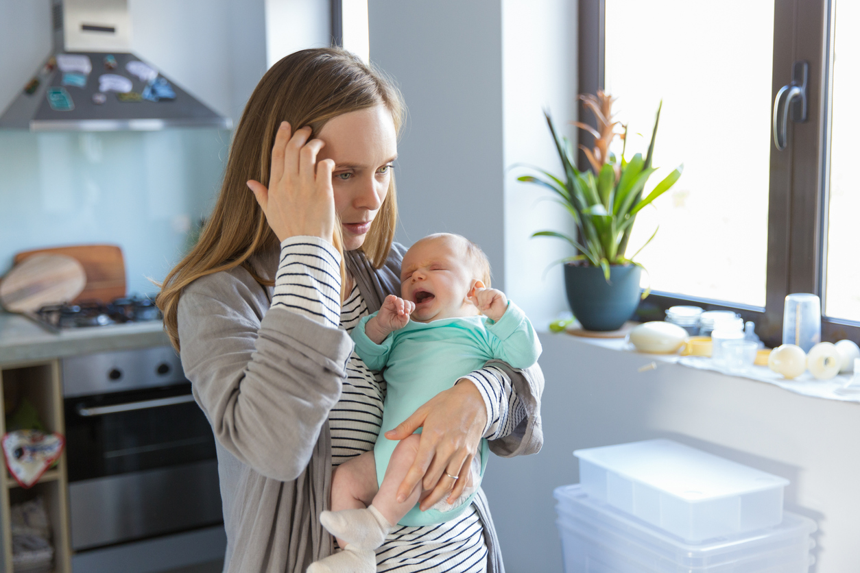 huilende newborn en mama