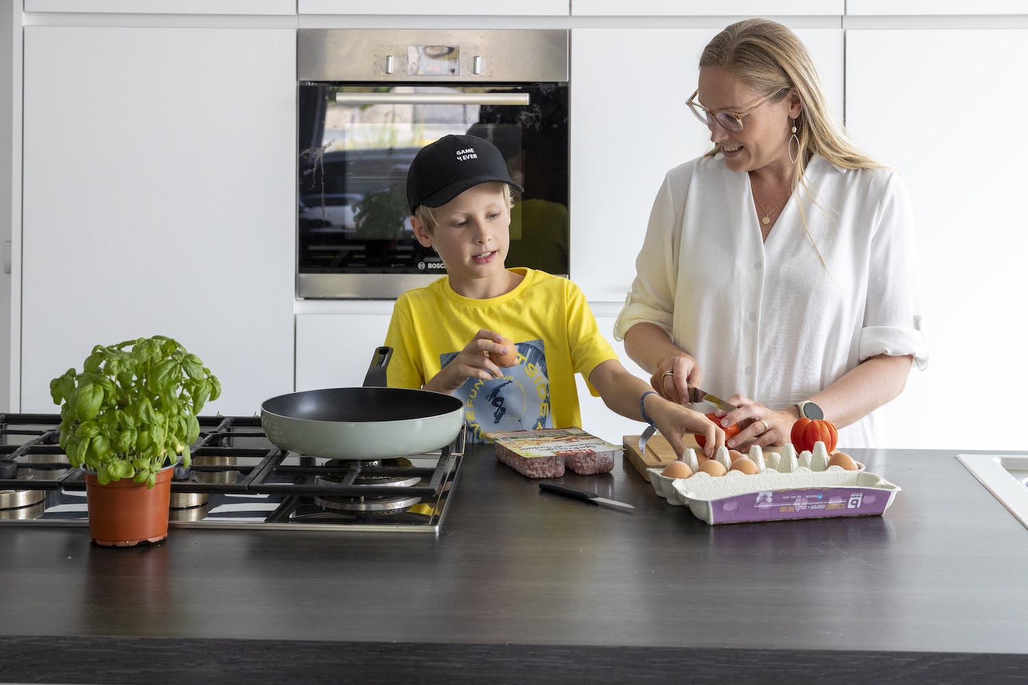 Mama en tienerjongen koken samen