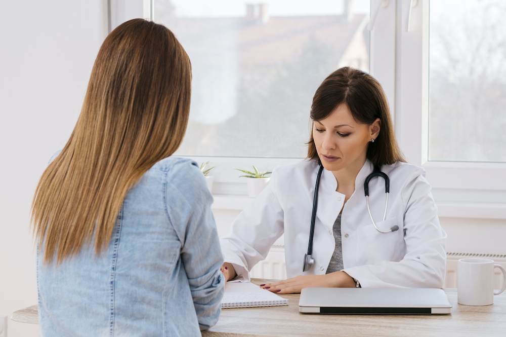 Meisje zit bij de dokter