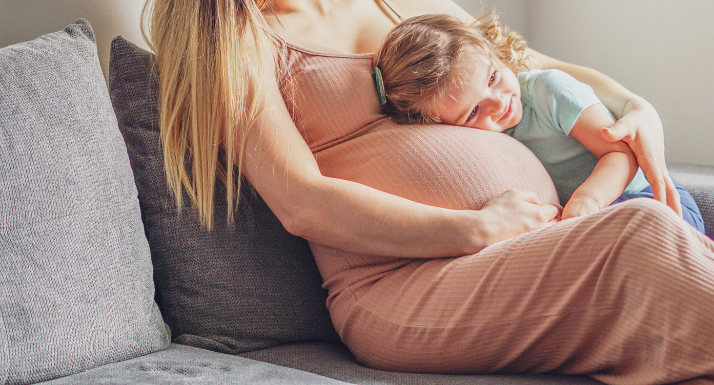 zwangere vrouw met peuter
