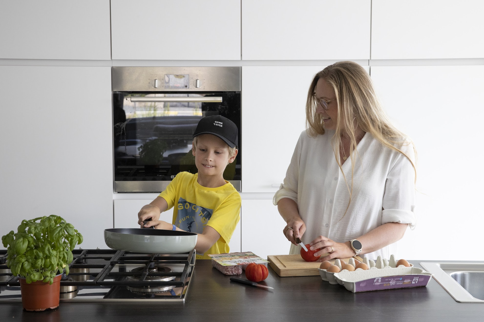 mama en zoon koken