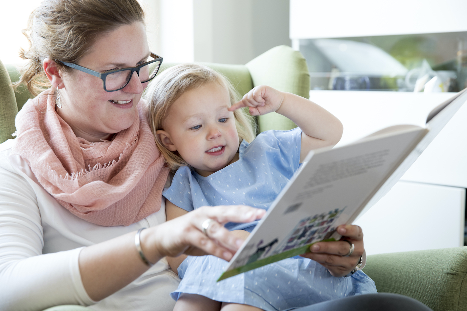 Mama leest boek met dochtertje