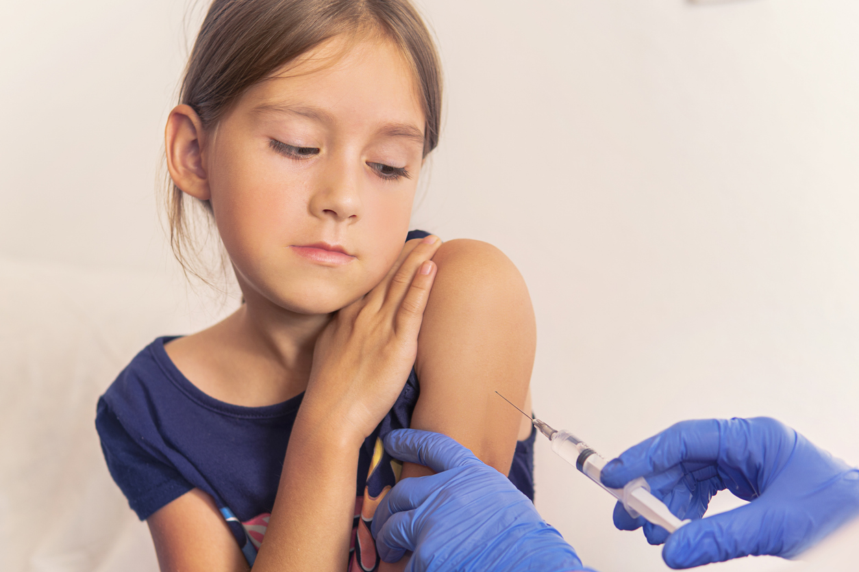 Meisje krijgt vaccin