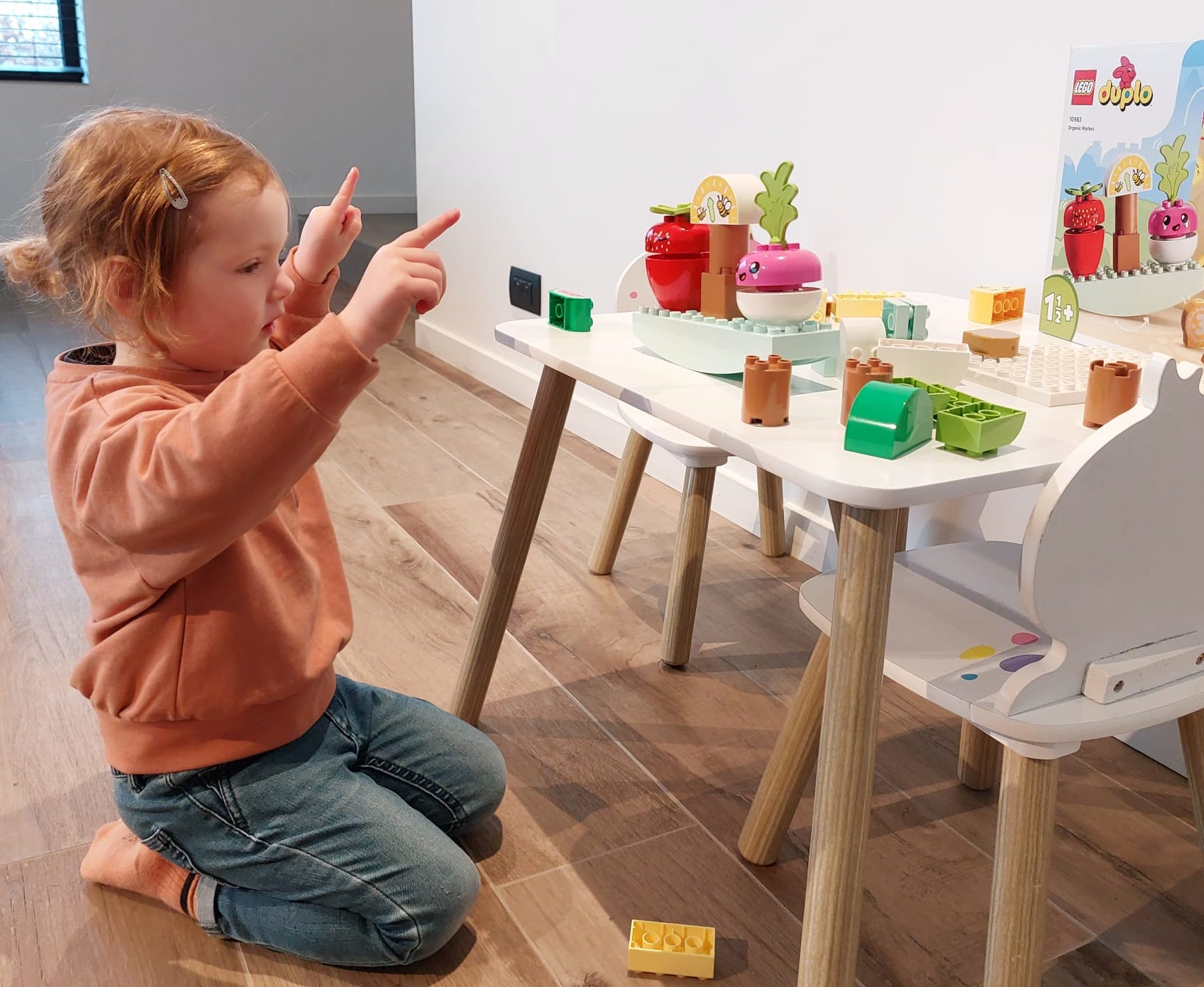 LEGO DUPLO meisje speelt met lenteset