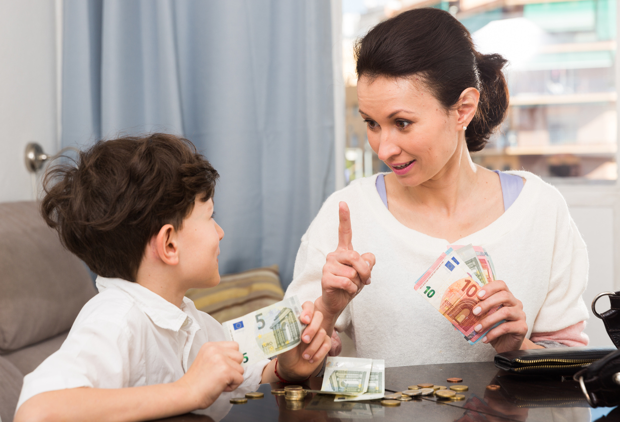 mama en zoon tellen geld