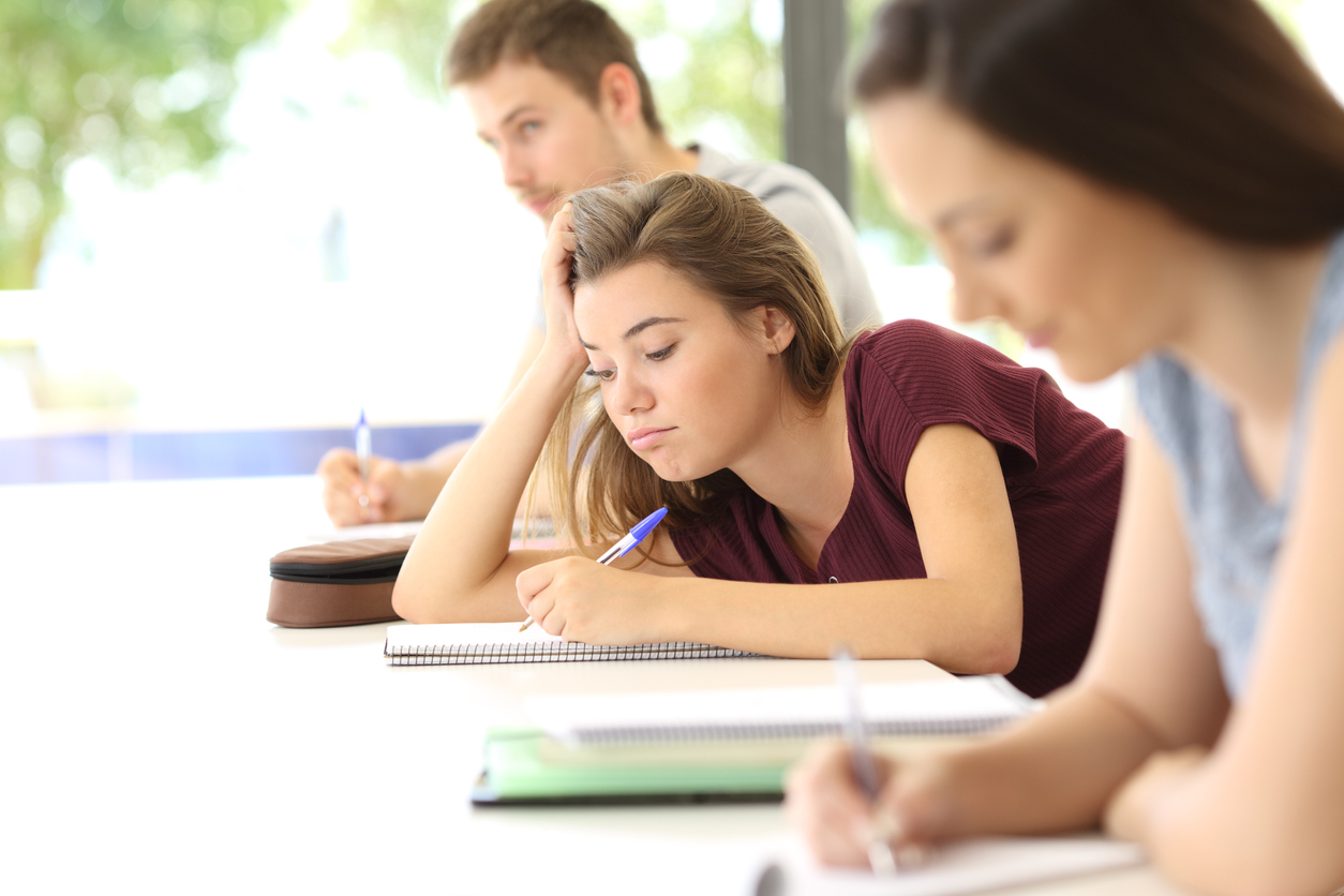 verveelde tiener op school