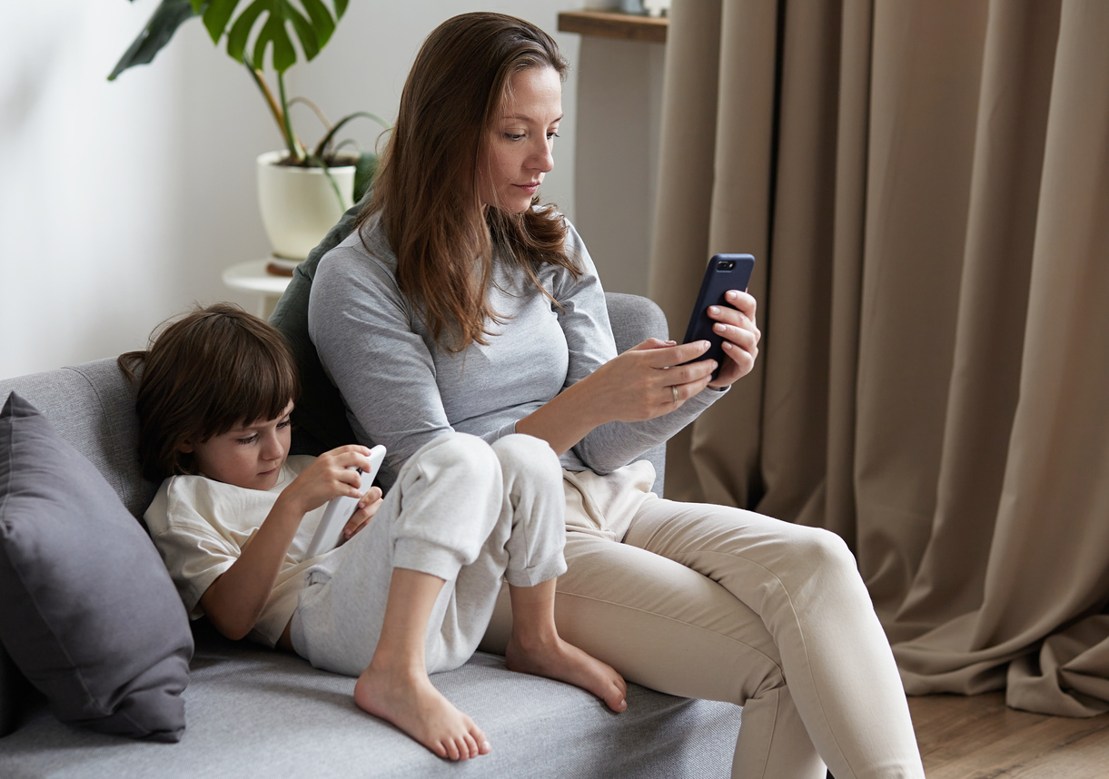 Mama en kindje op scherm