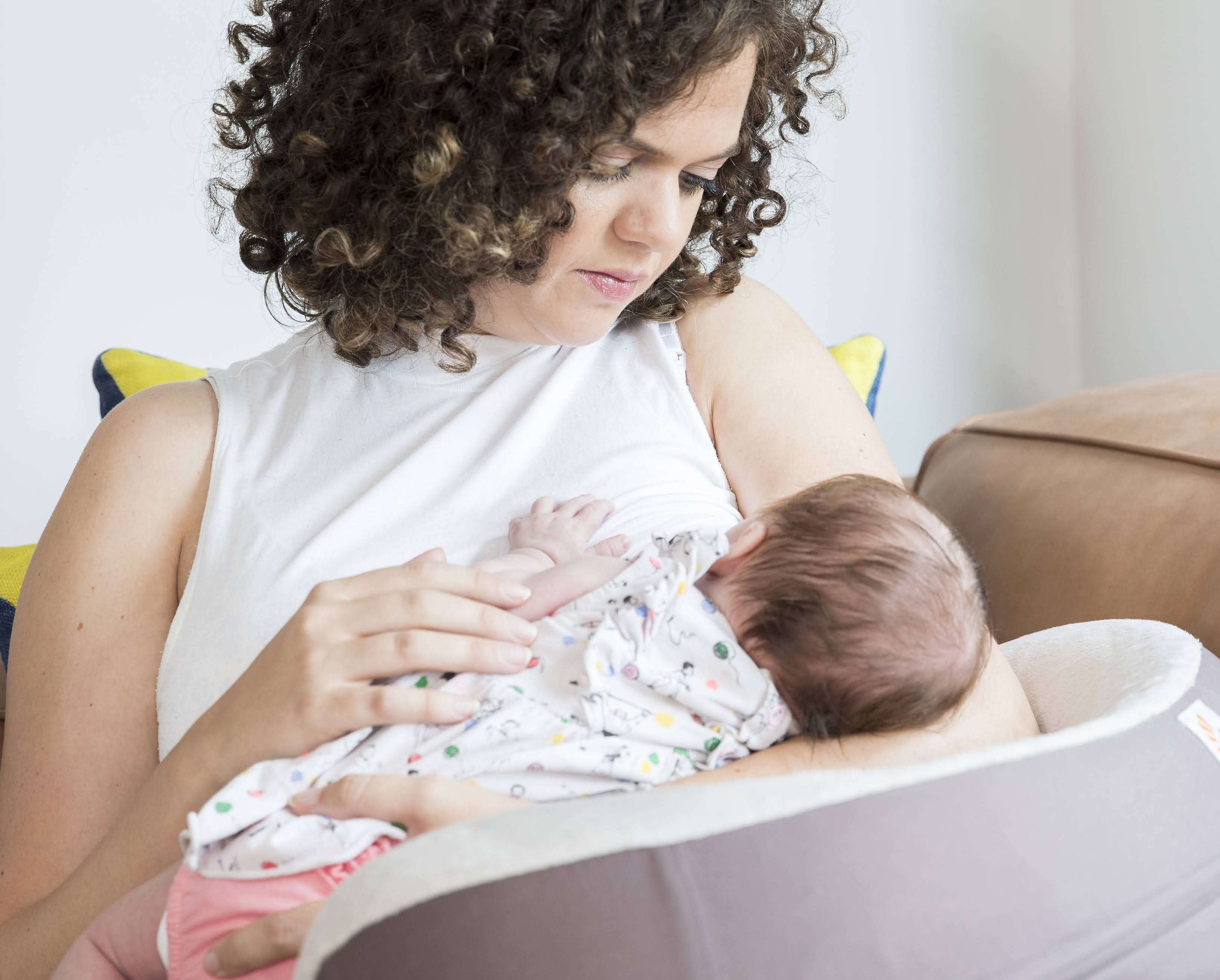 mama geeft borstvoeding aan baby