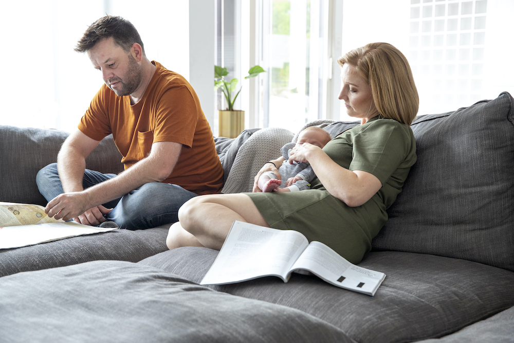 Mama en papa met baby in de zetel lezen