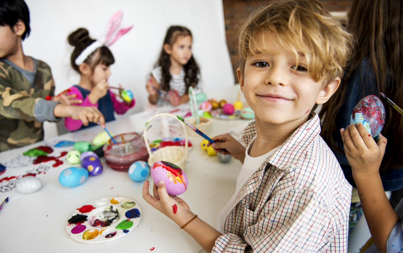 Kinderen schilderen eieren pasen