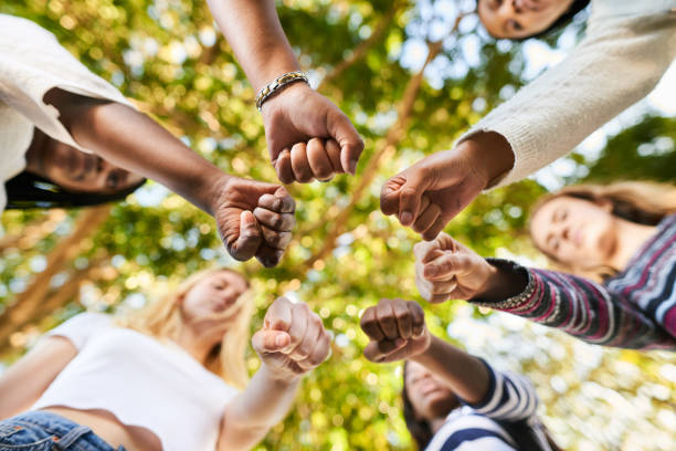 Groep kinderen met vuisten in een cirkel