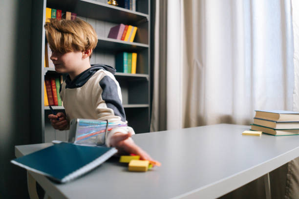 Boze jongen gooit gerief van bureau