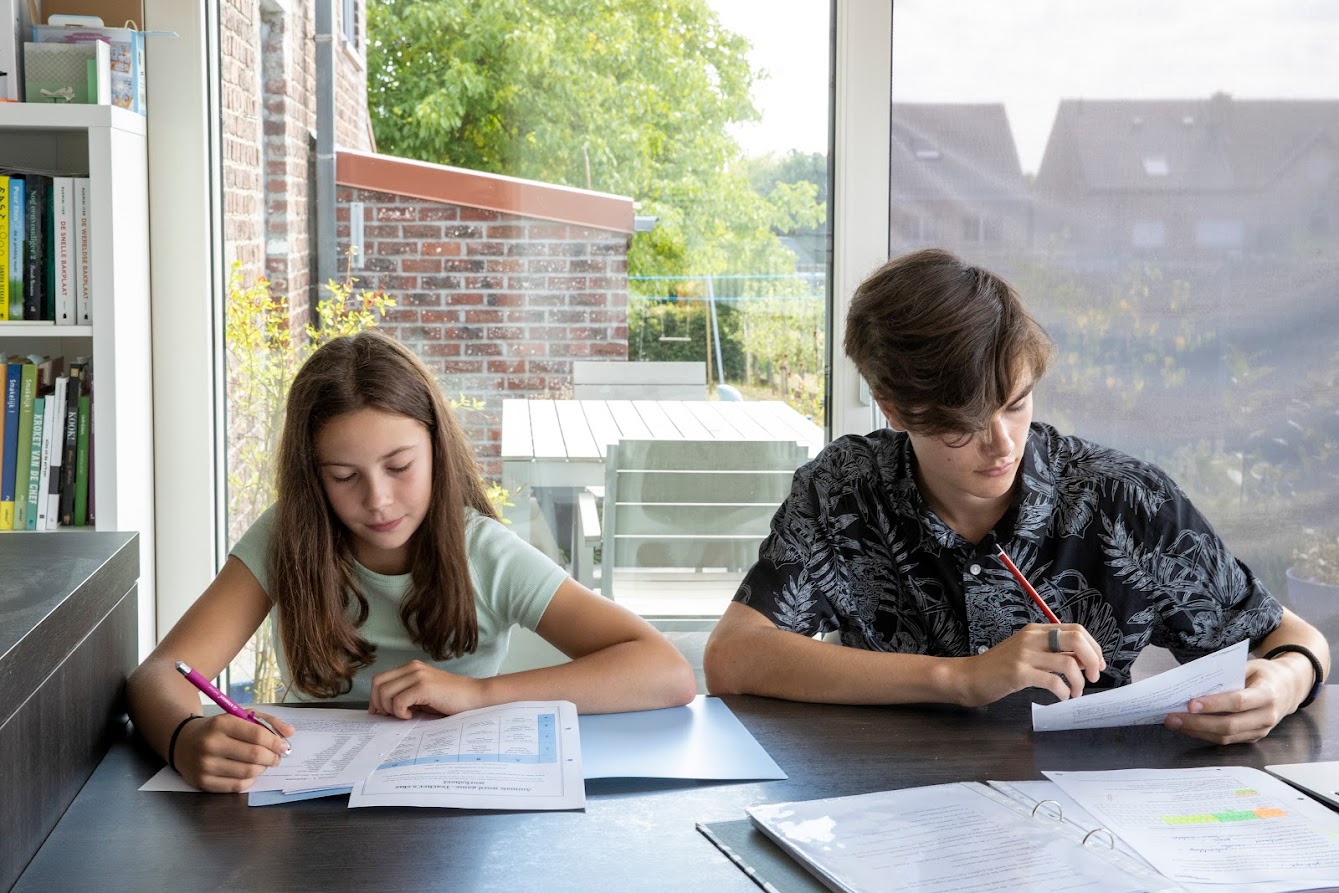 jongen en meisje studeren samen