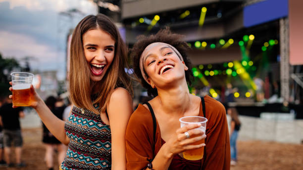 tienermeisjes op festival met bier in de hand